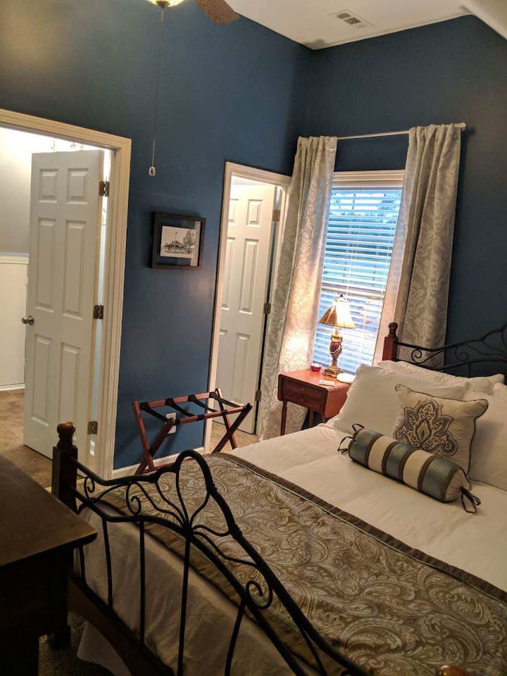 Pohodlná veľká posteľ s bielou posteľnou bielizňou