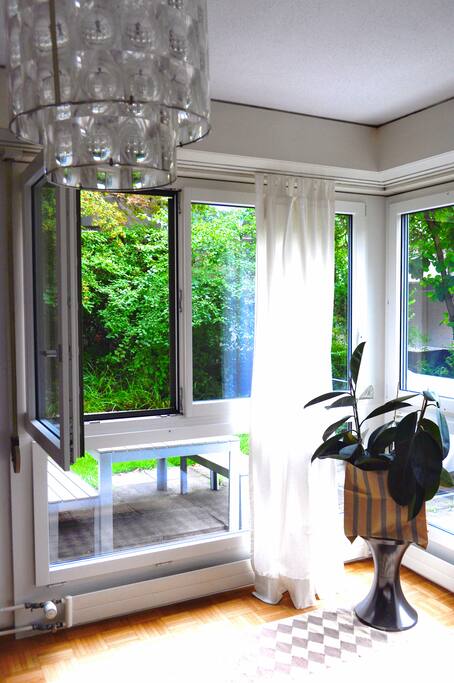 The Windows can all be opend so its a little like sleeping inbetween the green