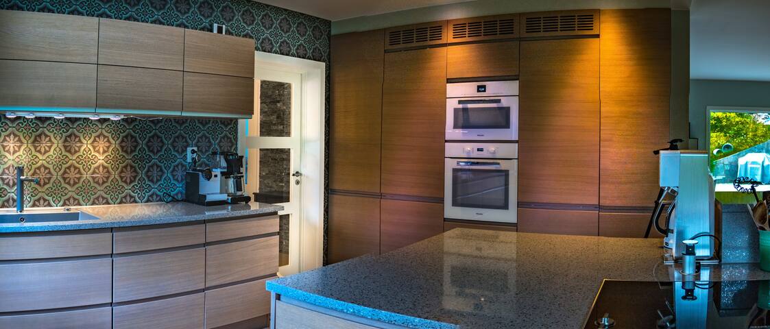 Centrally located house, 3 bedroom, excellent view gallery image 5