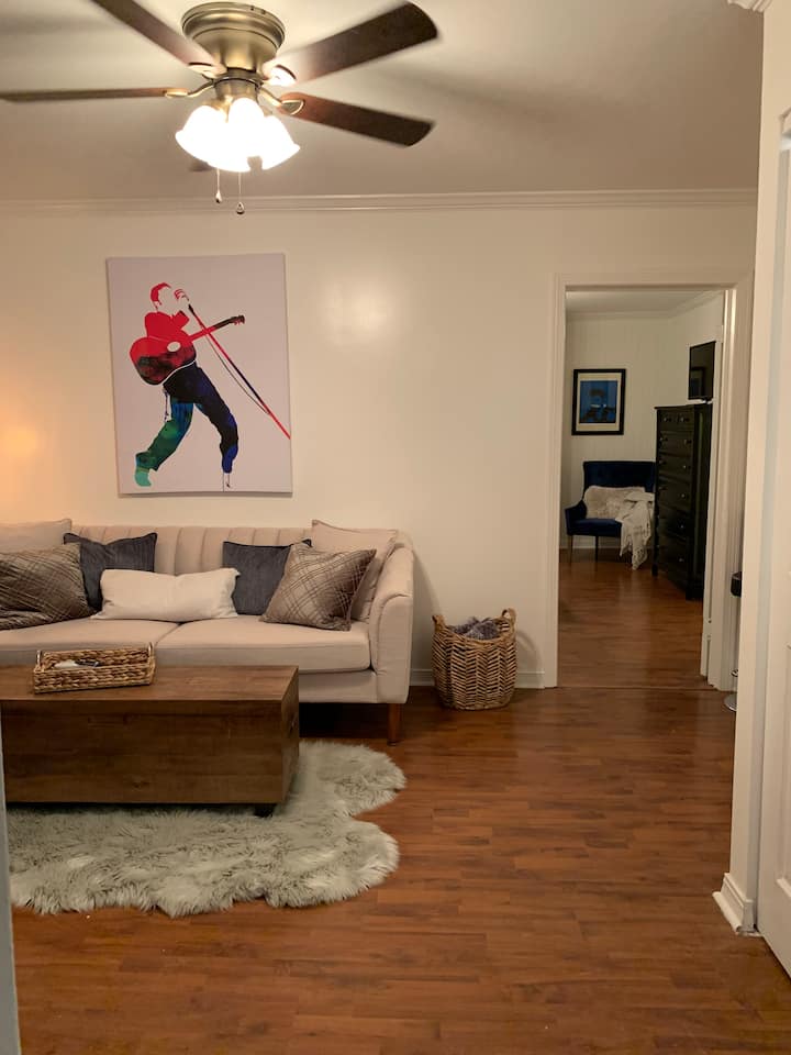 Tupelo's Blue Suede Cottage Houses for Rent in Tupelo, Mississippi