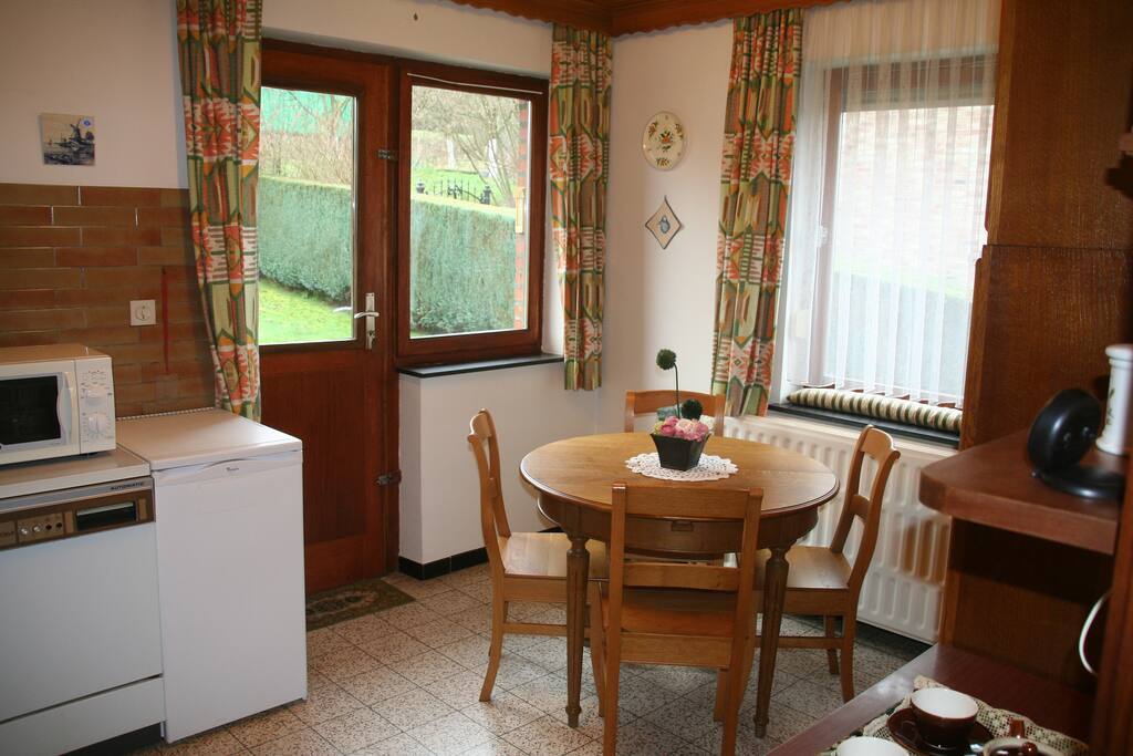 Cuisine équipée - Luminous kitchen, equipped with microwave, dishwasher & oven
