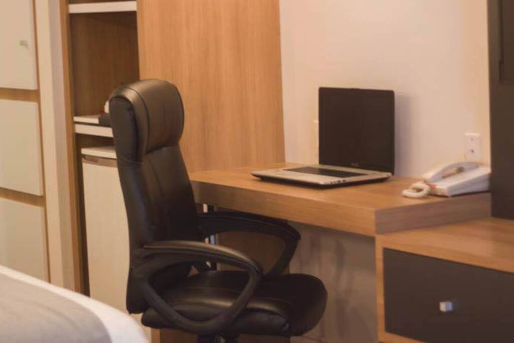 Un espace de travail bien conçu, idéal pour hommes d'affaires