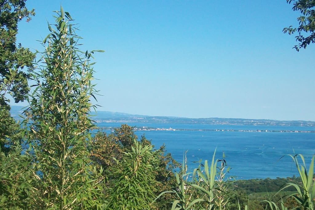IL panorama che si osserva dalle camere e dal prato antistante