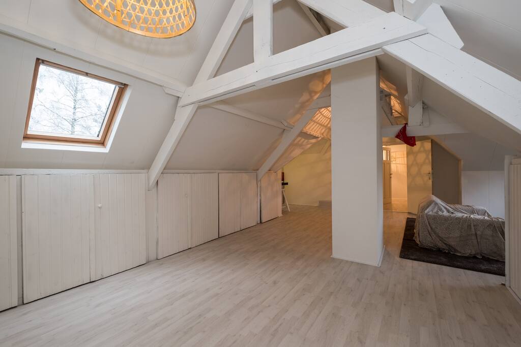 Grote ruimte tussen de slaapkamers (hier nog zonder de zwarte tafel met stoelen)