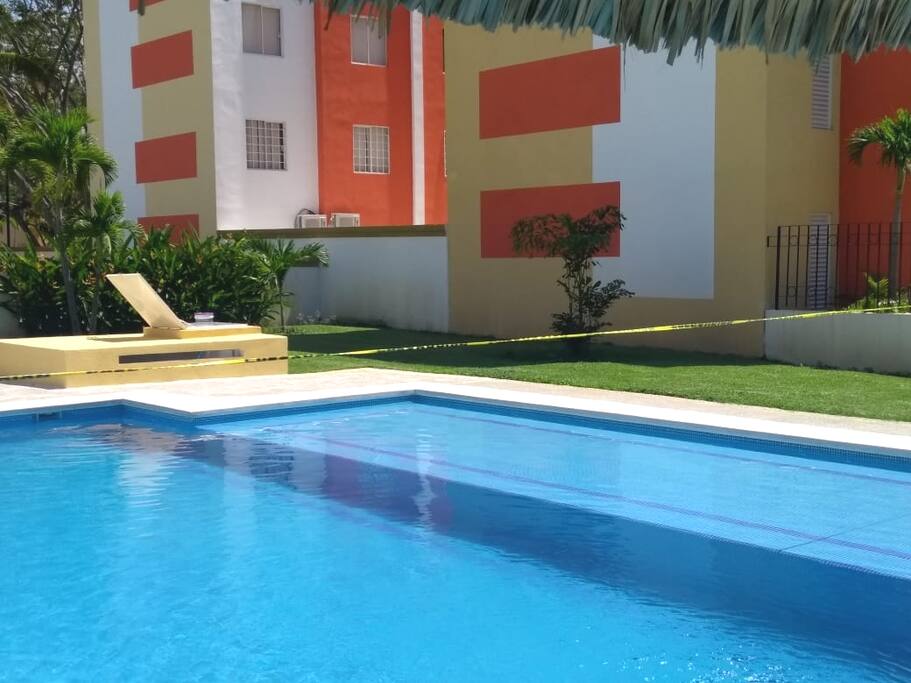 Alberca y Palapa con Barra