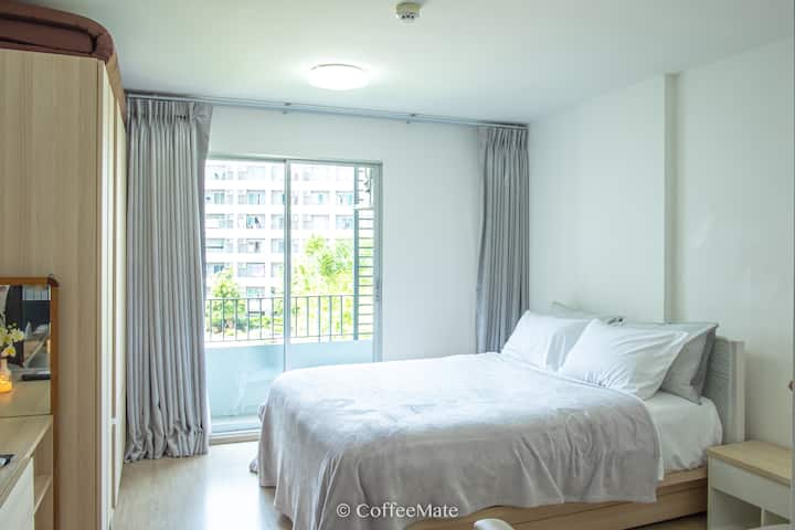 单间公寓面积24.6平方米/5英尺双人床/泳池景观
