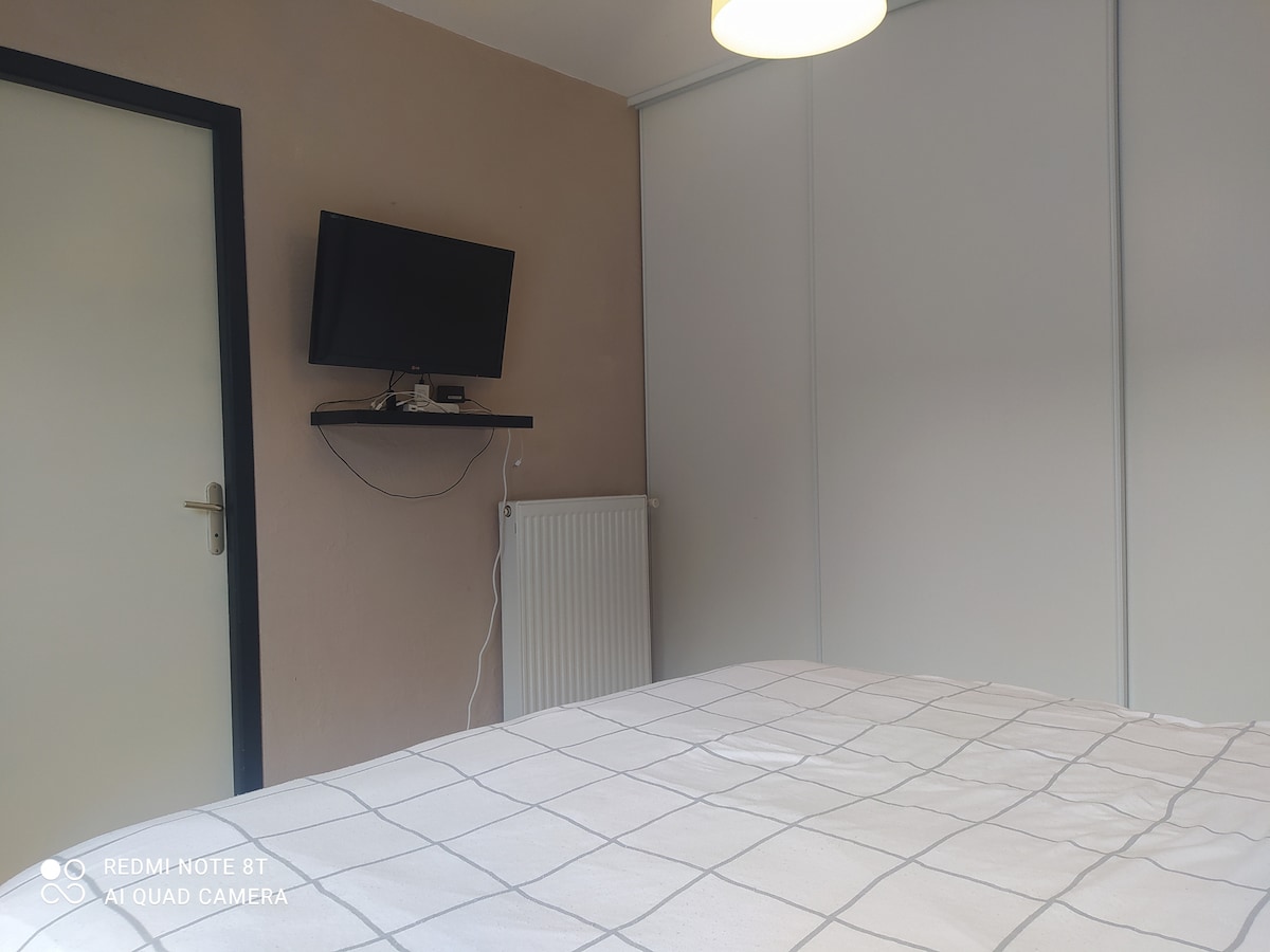 Основна спалня с USB телевизор