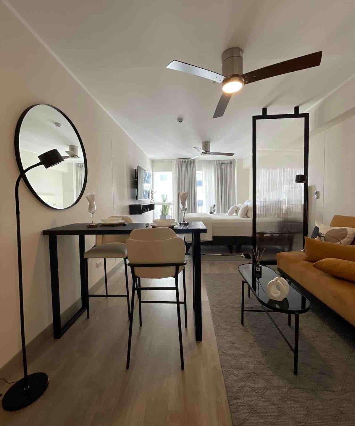 วิวลอฟท์เป็นแนวคิดที่เปิดโล่งที่สะดวกสบายพร้อมเฟอร์นิเจอร์สไตล์คนเมือง 