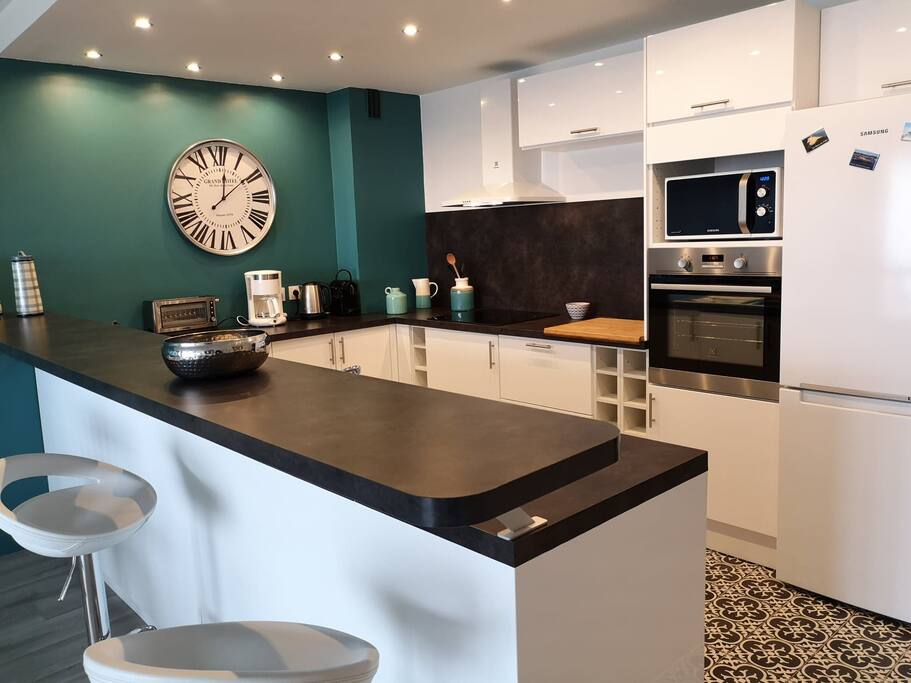 Cuisine américaine entièrement équipée, espace bar, frigo/ congélateur, four, four micro-onde, lave vaisselle, plaque induction, hotte,Nespresso, cafetière à filtre, bouilloire, grille pain.