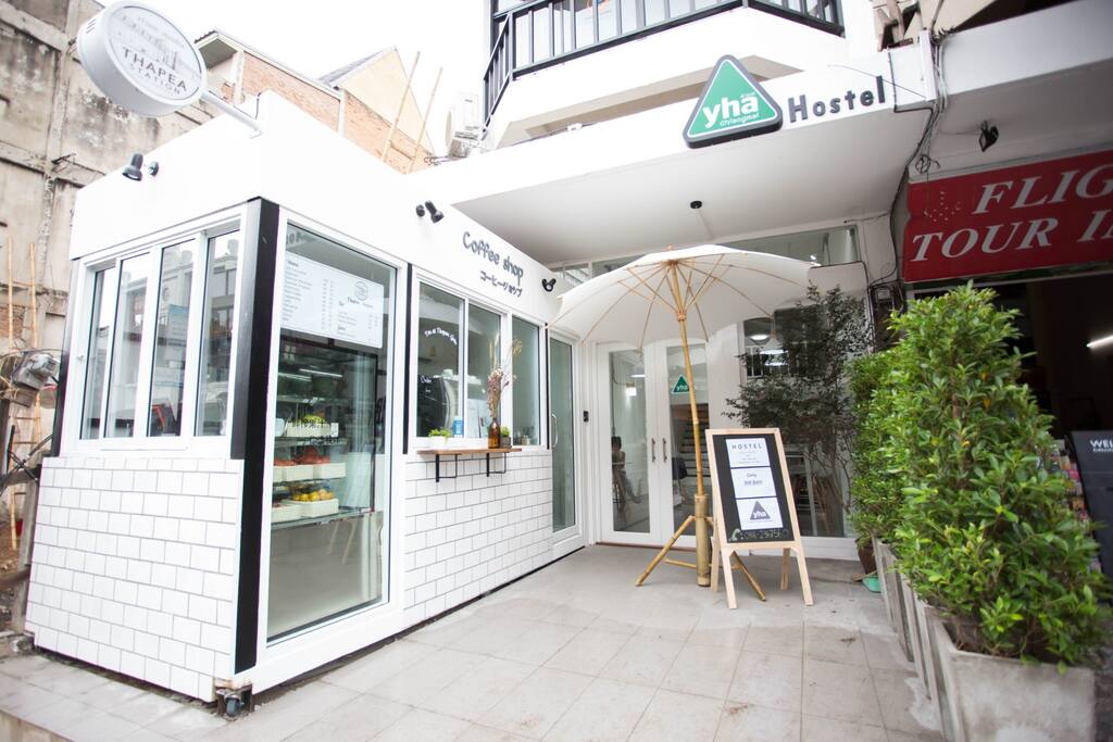 Coffee shop open 9 am. to 17 pm.