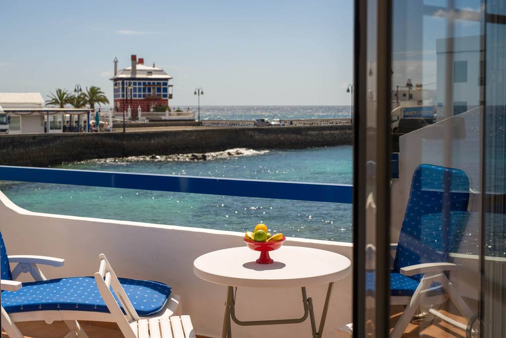 Amplia terraza en primera linea del mar