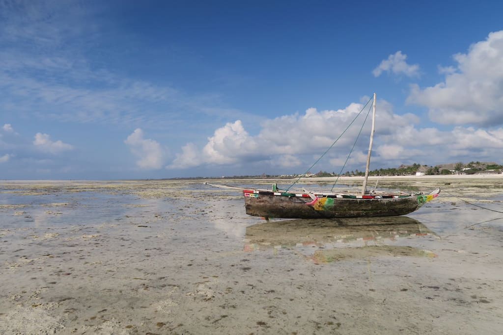 A dau with low tide - you can rent it for wonderful sailing trips