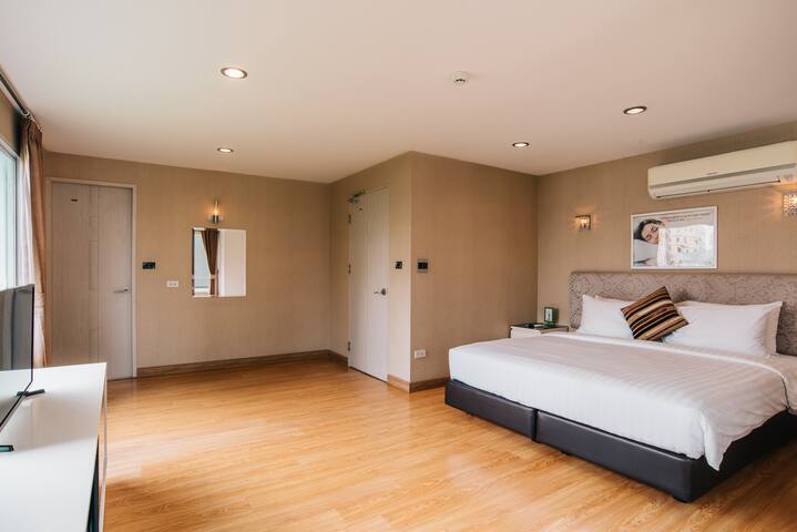 Pet friendly 3BR Entire Apt 156 sqm – Gym + Pool