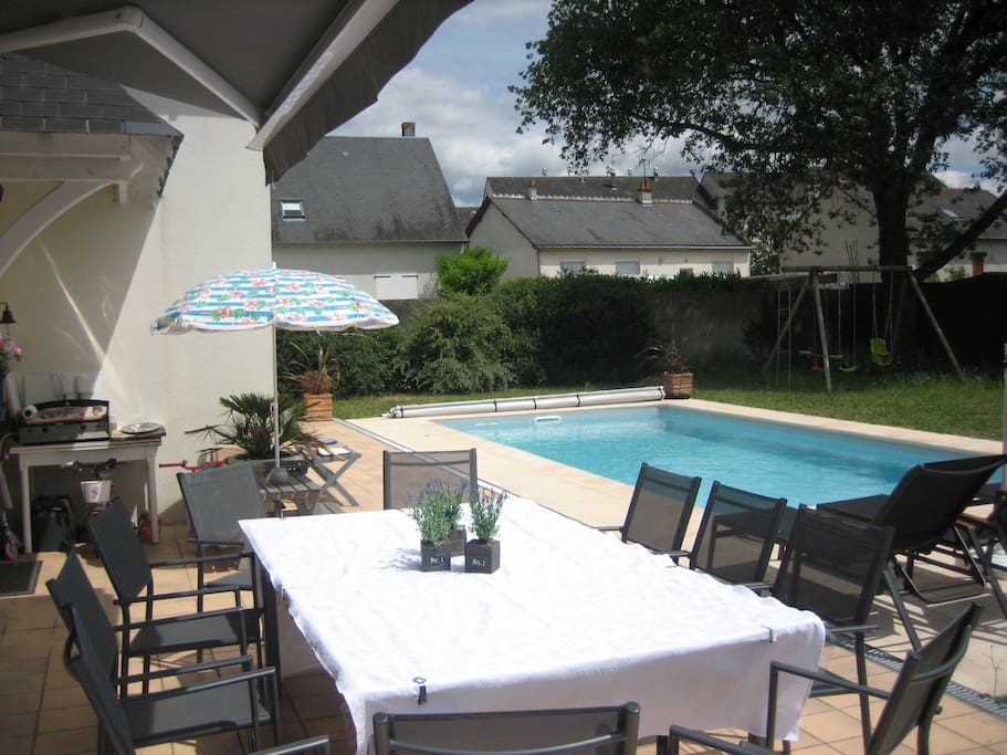 Terrasse bord de piscine avec plancha et solarium