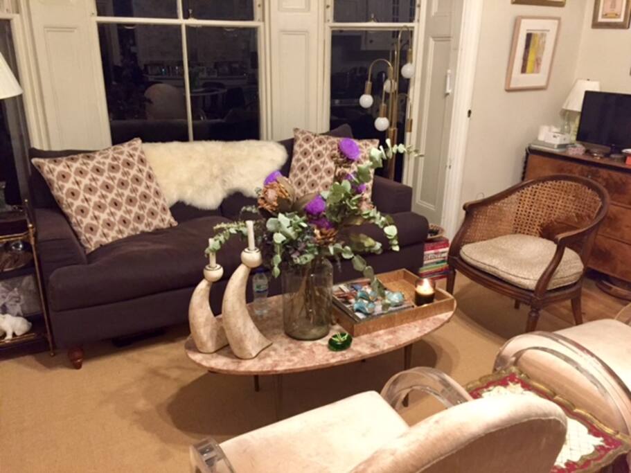 Floor-to-ceiling windows flood the flat with light. Facing the garden, the space is quiet and serene.