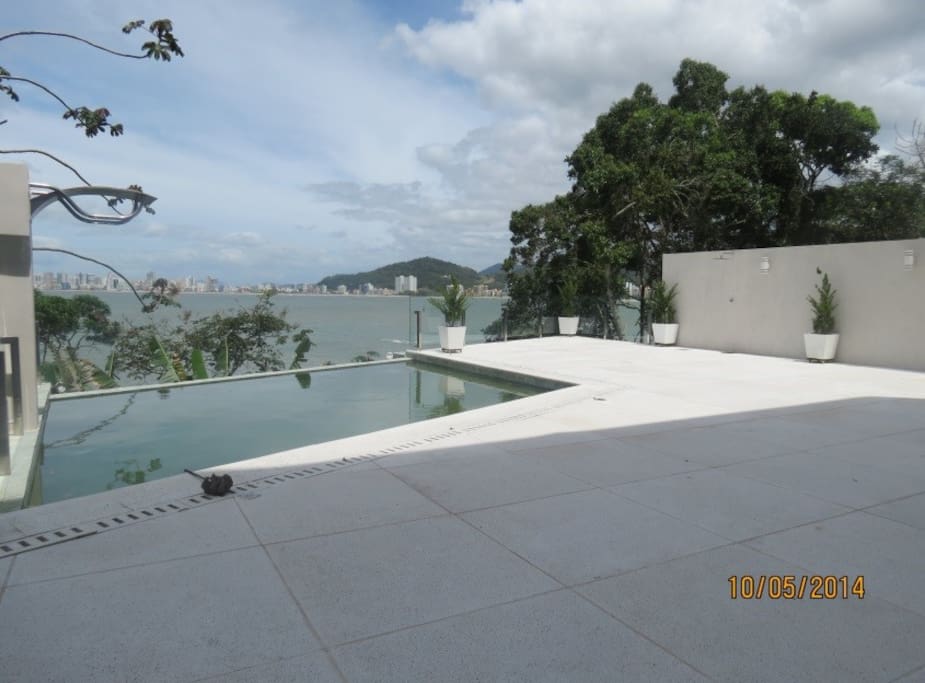 Piscina com borda infinita
