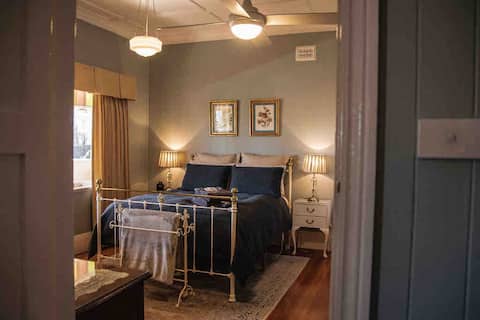 The Bungalow & Ivy Leaf Chapel Bed & Breakfast