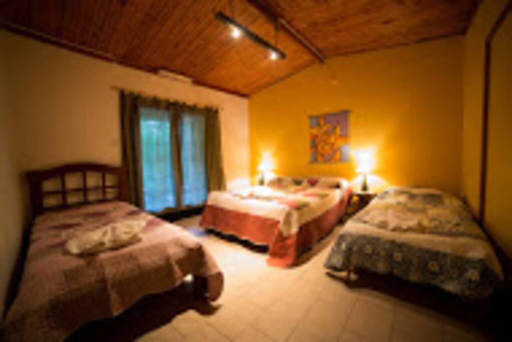 Habitacion para hasta 4 personas con baño privado. Precio $650.-