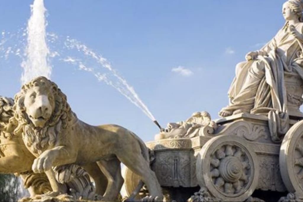 ESTATUA DE CIBELES A 7 MINITOS A PIE