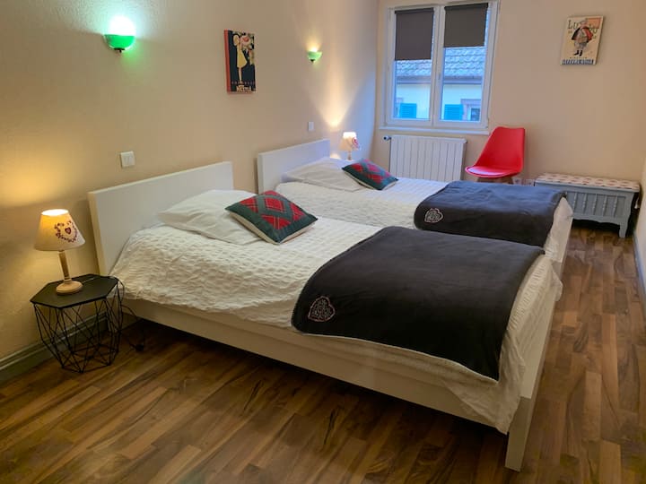 chumba chenye vitanda 2 vya mtu mmoja