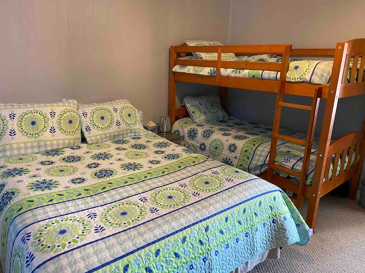 Chumba cha kulala #2. Kitanda aina ya Queen na maghorofa mawili