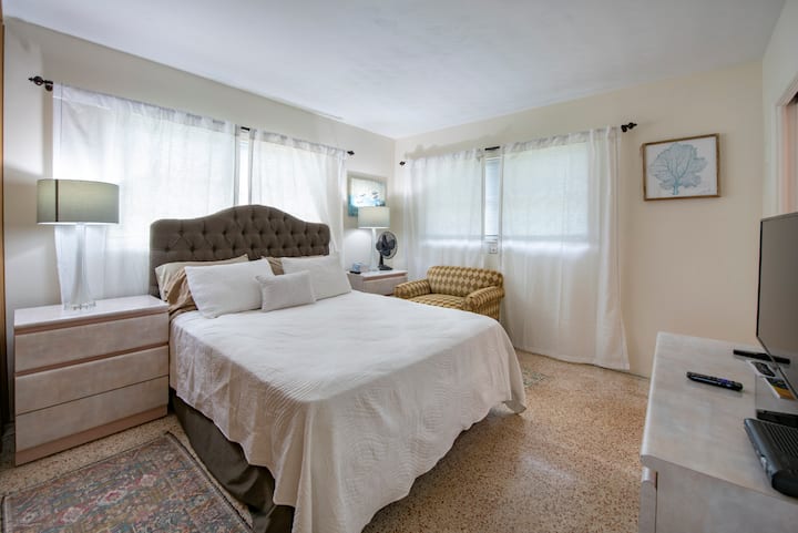 Lit Queen Size avec salle de bain principale