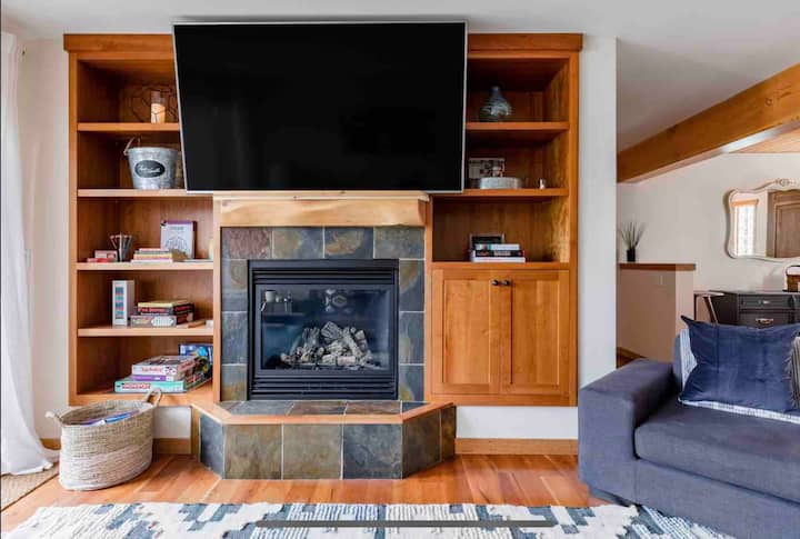 Mountain Chalet W/ Private Deck & Epic Views - Canmore