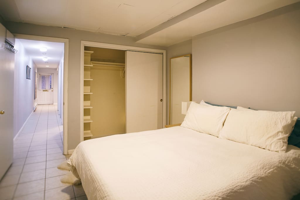 Queen sized bed in bedroom