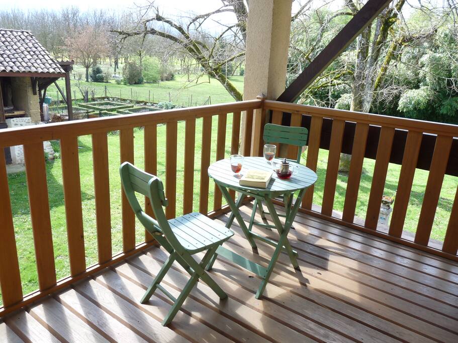 Terrasse privée de la chambre surplombant le jardin