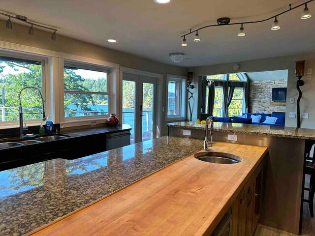 Stunning waterfront house(1～25people )2acres gallery image 3