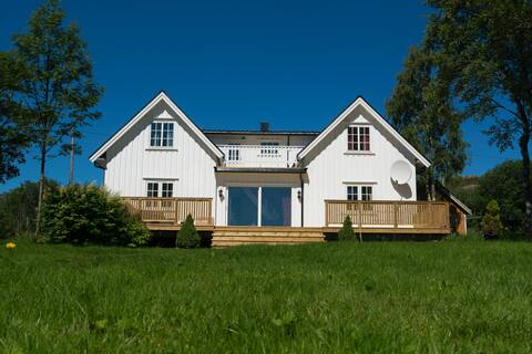 Large holiday home w/ possibility to rent 18 foot boat