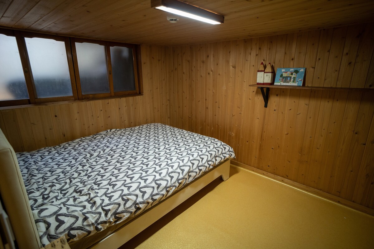 Ორსართულიანი საწოლი ოთახი