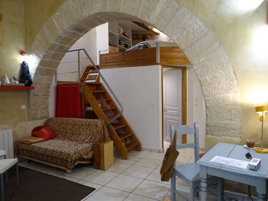 bureau - clic-clac (BZ ikea) et table basse - accès chambre en mezzanine ouverte par l'escalier