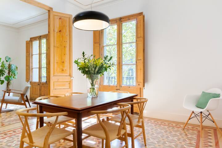 Magnificient modernist apartment in the heart of the city. gallery image 2