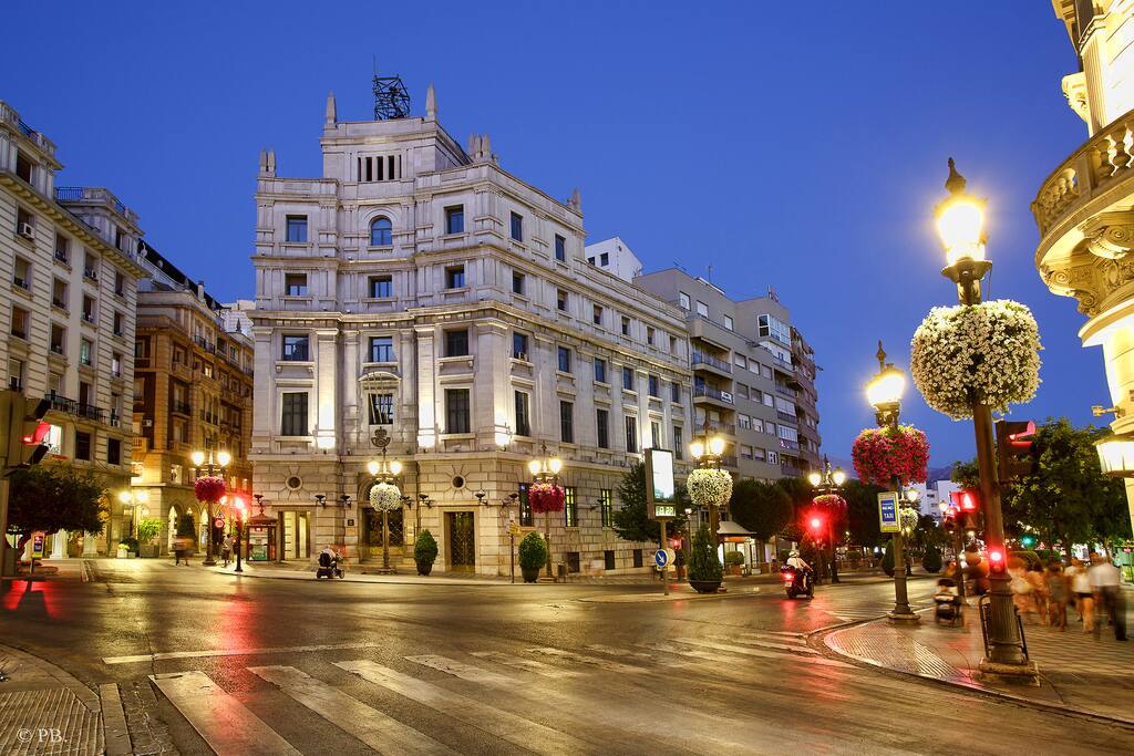 "Edificio de Correos" situado a pocos metros del apartamento.