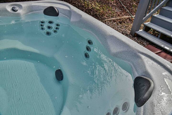 10 Min. to DTWN, HotTub & Sauna Bunks, 2 Acres gallery image 4