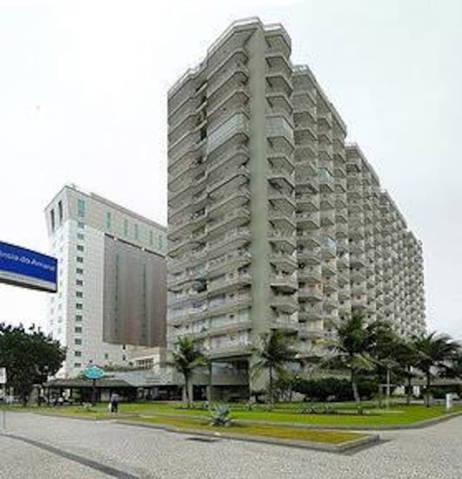 Prédio localizado em frente ao mar da Barra da Tijuca