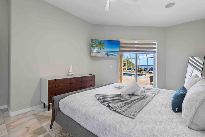 Მეორე საძინებელი დიდი ზომის საწოლითა და სმარტ-ტელევიზორით. Გასრიალებული კარი აუზის ლანაისკენ.