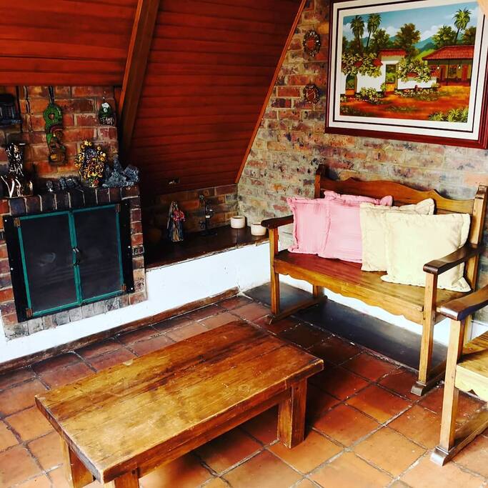 Sala con chimenea primer piso