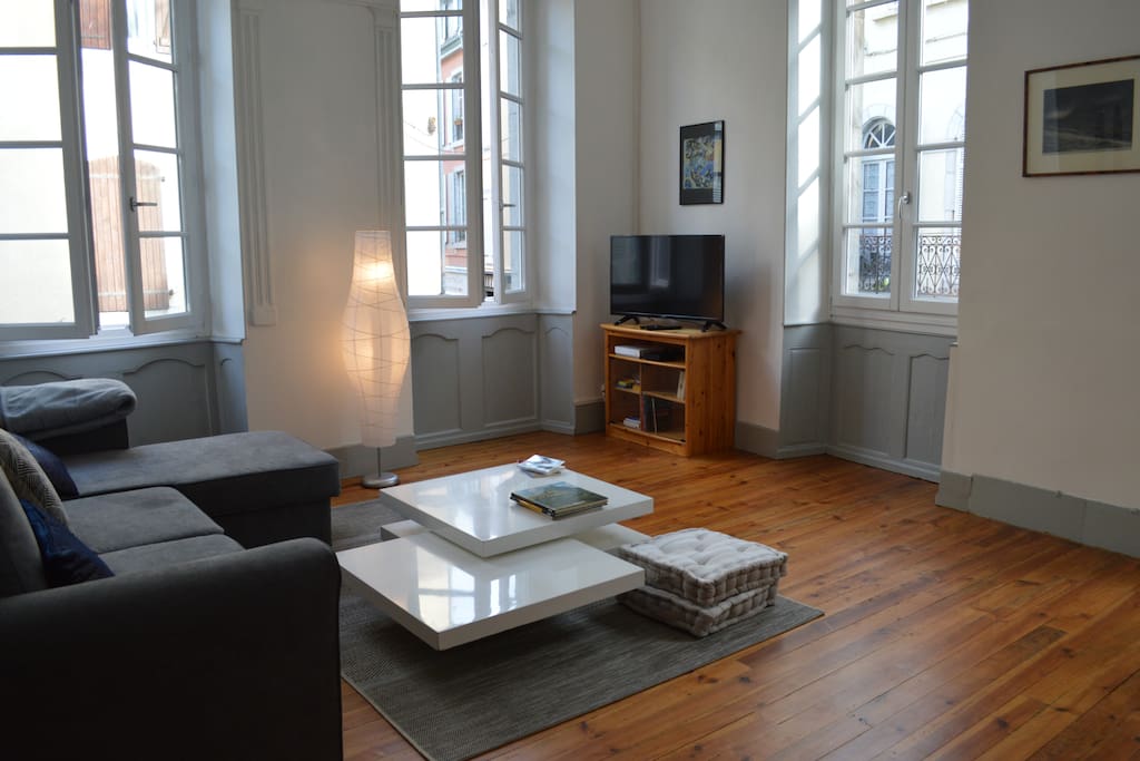 Le salon est vaste et lumineux, c'est le coeur de l'appartement...