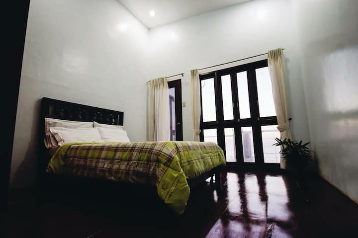 Третата спална соба има прозорци од подот до таванот со поглед на морето. 

Исто така, има посебна врата на обвивката околу палубата.

Оваа соба има вентилатор на таванот и вентилатор на штандот.