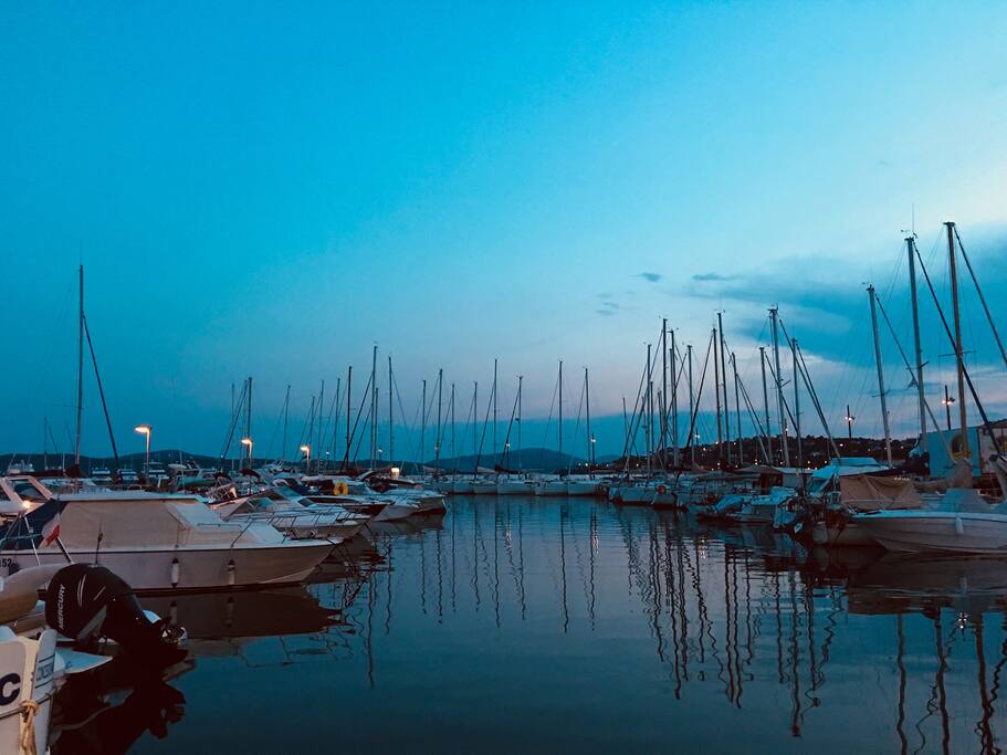 le port, à 500 m.
