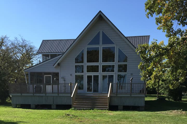 Canada Too Cottage - Waterfront escape on Pelee!