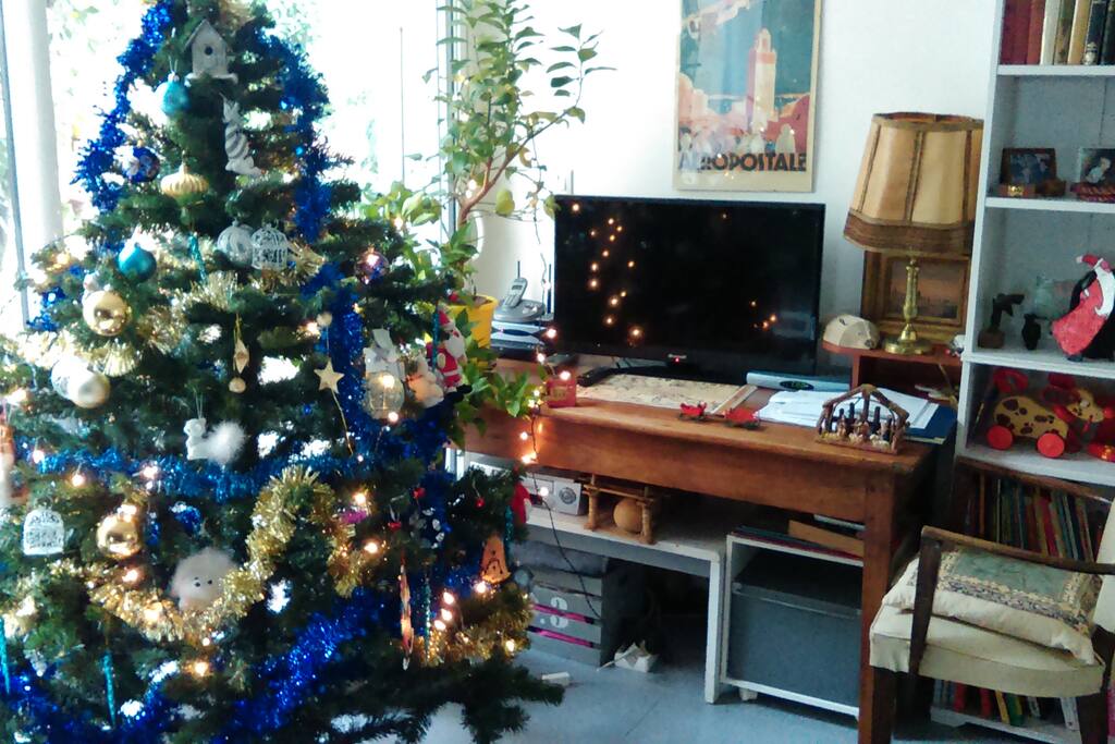 Salle de séjour avec TV par Freebox