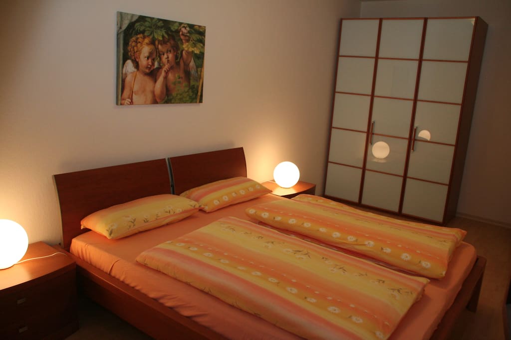 Ein Schlafzimmer hat ein Doppelbett.