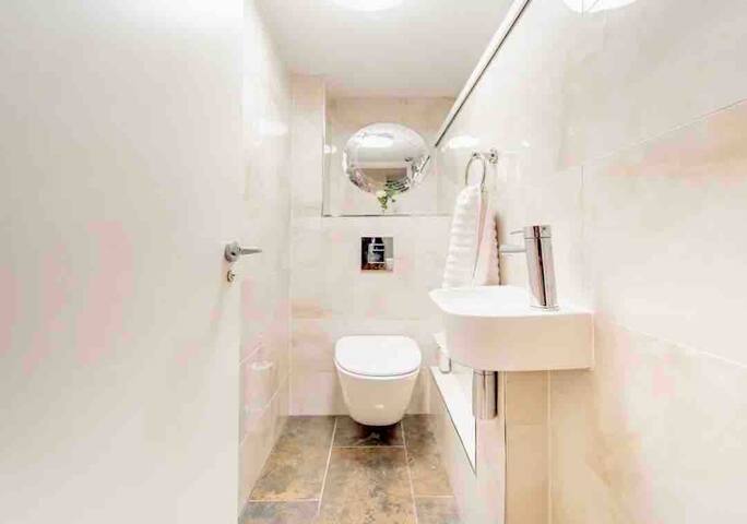 Luxurious 3 Bed Apartment in Covent Garden, London gallery image 5