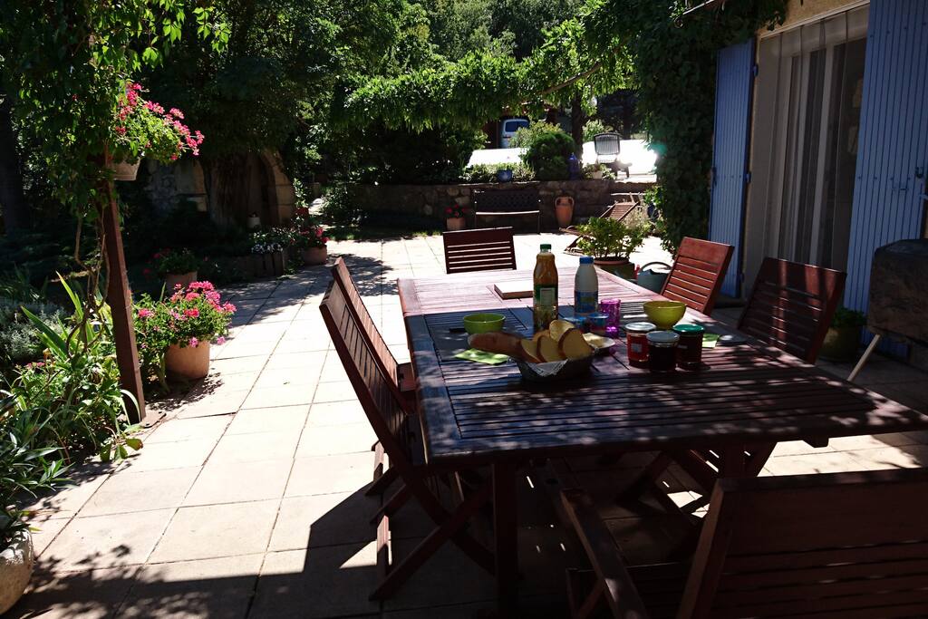 La terrasse de la maison au coeur de la nature.