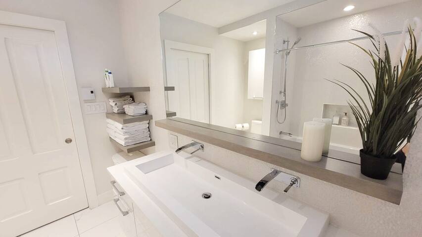 4 Bedrooms Historic Home w. Hot Tub in Downtown gallery image 2