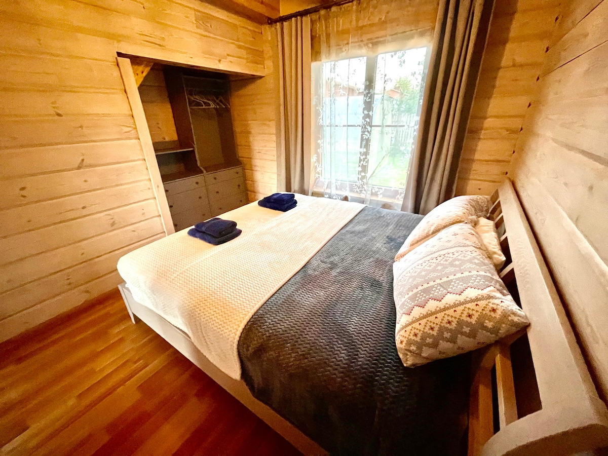 שתי מיטות בחדר שינה בקומת קרקע.