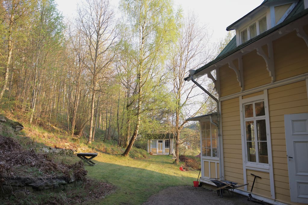 Gårdsplan mot öster